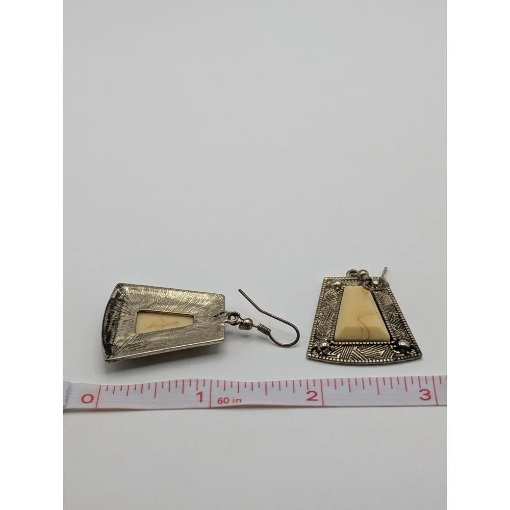 Unsigned Vintage Style Silver Tone Cream Marbled Geometric Trapezoid Earrings